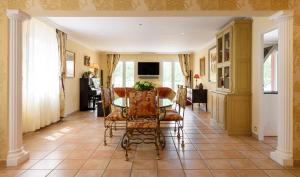 cocina y comedor con mesa y sillas en La Maisonnette du Clos en La Roquette-sur-Siagne