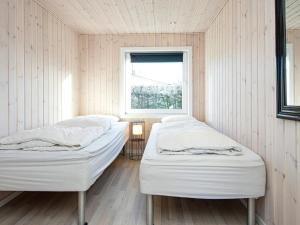 twee bedden in een kamer met een raam bij Two-Bedroom Holiday home in Børkop 9 in Egeskov