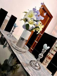 uma mesa com um vaso de flores em Outstanding Pent House w/Jacuzzi em Santiago de los Caballeros