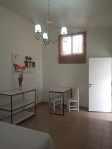 sala de estar con mesa y nevera blanca en Amarello en Gualeguaychú