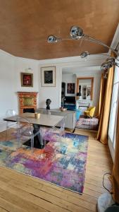 - un salon avec une table et un tapis dans l'établissement Cocosmann, à Paris