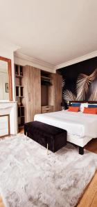 - une grande chambre avec un grand lit et un tapis dans l'établissement Cocosmann, à Paris