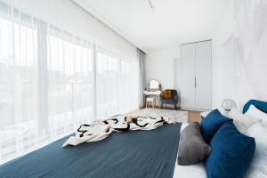Łóżko lub łóżka w pokoju w obiekcie Lake Club Apartments - LoftAffair