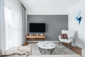 Telewizja i/lub zestaw kina domowego w obiekcie Lake Club Apartments - LoftAffair