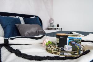 Łóżko lub łóżka w pokoju w obiekcie Lake Club Apartments - LoftAffair
