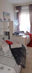 1 dormitorio con cama, escritorio y ventana en Studio στο κέντρο του Βόλου, en Volos