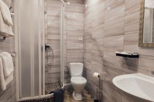 La salle de bains est pourvue de toilettes et d'un lavabo. dans l'établissement Drive Club, à Bondari