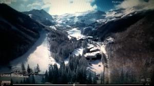 vistas a una montaña con nieve y árboles en Sulle piste da sci, en Abetone