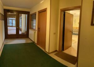 a hallway with doors and a green rug at Sulle piste da sci in Abetone