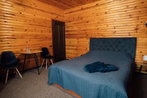 Bondari的住宿－Drive Club，一间卧室配有一张床和一张桌子及椅子