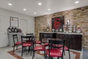 een bar met zwarte en rode stoelen in een restaurant bij Red Roof Inn Crossville in Crossville