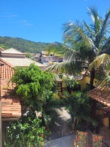 una vista dal balcone di un resort con palme di Pousada Relíquias do Mar ad Arraial do Cabo