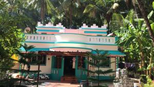 une maison avec un bateau au-dessus dans l'établissement Acharekar's Home stay - Adorable AC and Non AC Rooms with free Wi-Fi, à Malvan