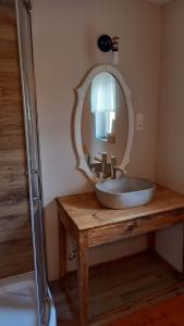 uma casa de banho com um lavatório e um espelho em Dom Na Wsi u Ani em Koszele
