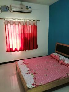 Rúm í herbergi á Acharekar's Home stay - Adorable AC and Non AC Rooms with free Wi-Fi
