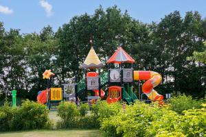 First Camp Hasmark Camping Resort & Cottages的儿童游玩区