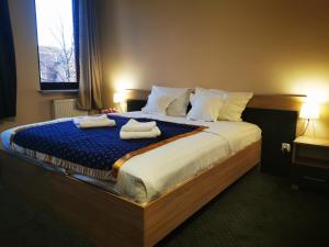 Ένα ή περισσότερα κρεβάτια σε δωμάτιο στο Sieć Hoteli Fort Warszawa
