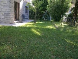 Minusio的住宿－Appartement Merlini，草地上带桌椅的院子