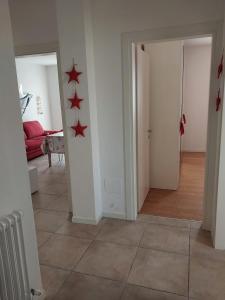 ein Wohnzimmer mit roten Sternen an der Wand in der Unterkunft A 2 passi dal mare in Scardovari