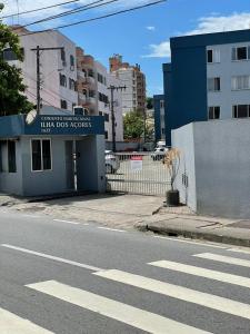 un edificio con un letrero al lado de una calle en Meu cantinho em Floripa!, en Florianópolis