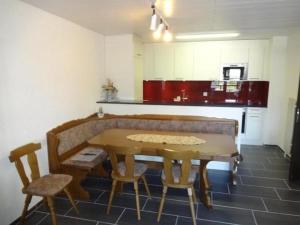 eine Küche mit einem Tisch und Stühlen im Zimmer in der Unterkunft Wohnung mit herrlichem Blick auf den Pilatus in Weggis