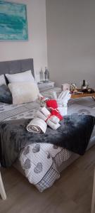 1 dormitorio con 2 camas y toallas. en Studio στο κέντρο του Βόλου, en Volos