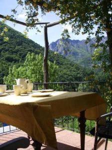 stół na balkonie z widokiem na góry w obiekcie Casa Cresmino w mieście Cavigliano