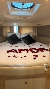 a bed covered in red blood on a boat at Payva & Branco Boats Iate privado em Cascais in Cascais