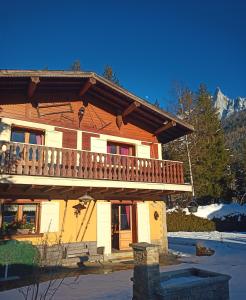 een groot huis met een balkon erbovenop bij le jardin de talèfre in Chamonix-Mont-Blanc