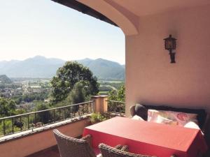 einen Tisch auf dem Balkon mit Bergblick in der Unterkunft Casa Nespole, Familiennest mit Seesicht in Minusio
