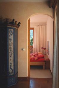 Zimmer mit einem Schlafzimmer mit einem Bett und einem Fenster in der Unterkunft Casa Nespole, Familiennest mit Seesicht in Minusio