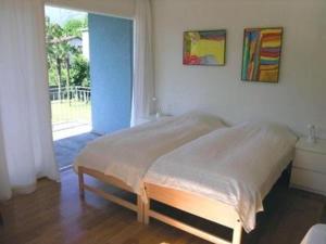 sypialnia z łóżkiem w pokoju z oknem w obiekcie Casa Irma w mieście Ascona