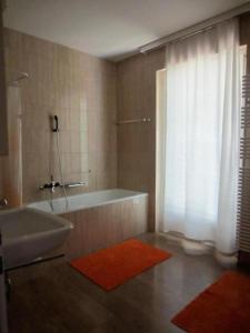 W łazience znajduje się wanna i umywalka. w obiekcie Casa Irma w mieście Ascona