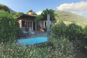 ein Haus mit einem Pool im Garten in der Unterkunft Casa Nespole, Familiennest mit Seesicht in Minusio