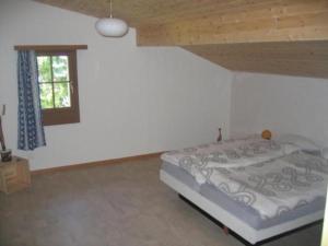 sypialnia z dużym łóżkiem i oknem w obiekcie Ferienhaus Staudenhof Naturnah und idylisch w mieście Präz