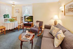 uma sala de estar com um sofá e uma mesa em The Lightkeeper’s Inn em Edgartown