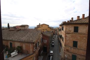 una vista aérea de una ciudad italiana con edificios en Nora's House, en Siena