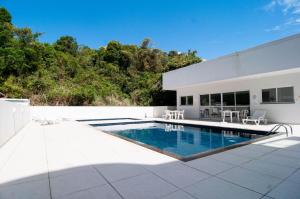 una piscina en el patio trasero de una casa en 100m da Praia nos Ingleses, Condomínio com Piscina P2090, en Florianópolis