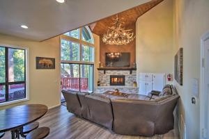sala de estar con sofá y chimenea en Spacious Lake Arrowhead Home with Game Room and Deck!, en Lake Arrowhead