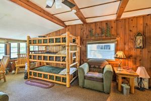 1 dormitorio con literas, mesa y silla en Northern Michigan Lake House with Boat Dock and Kayaks, en Lake
