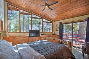 1 dormitorio con 1 cama y ventilador de techo en Spacious Lake Arrowhead Home with Game Room and Deck!, en Lake Arrowhead