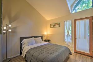 Un dormitorio con una cama y una ventana grande. en Lake Arrowhead Family Home with Deck!, en Lake Arrowhead