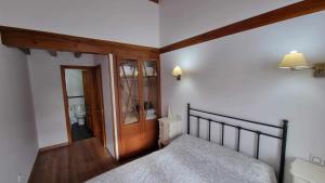 a bedroom with a bed and a bathroom at Apartamento Casa Male in Pimiango