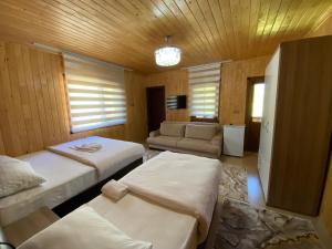 ウズンギョルにあるYüce Suiteのベッドルーム1室(ベッド2台、ソファ付)
