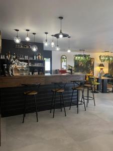 - un bar dans un restaurant avec des chaises et des lumières dans l'établissement Fasthotel Mont de Marsan, à Mont-de-Marsan