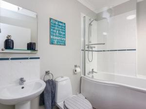 イフラクームにある2TheVilla - Great views, 3 bedrooms, parking, central locationの洗面台、トイレ、浴槽を備えたバスルーム +17枚の写真