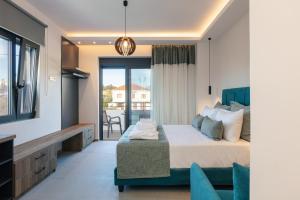 A bed or beds in a room at Newly Renovated Queen Bee Villa, with Private Pool & Ping-Pong table Még 37 kép