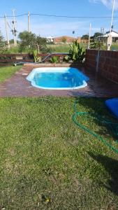 - une petite piscine avec un tuyau dans l'herbe dans l'établissement Quinta en Alvear, à General Alvear