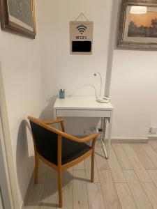 un escritorio con una silla junto a un escritorio blanco en Distretto 14 en Roma
