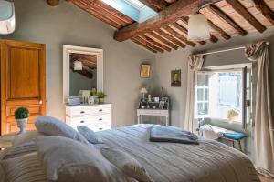 una camera con letto, cassettiera e finestra di Made in Lourmarin a Lourmarin